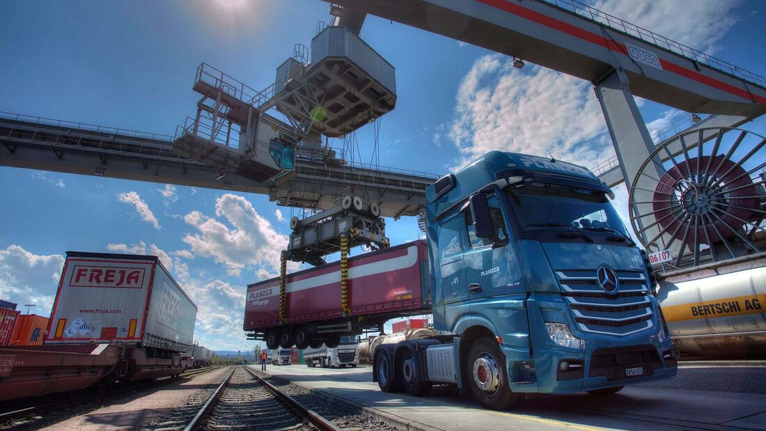 KV-Verladung vom Lkw auf die Schiene