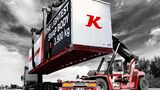 Kässbohrer Curtainsider Swap Body K.SWAU CL wird mit einem Reachstacker auf einen Lkw umgesetzt. Die 45-Fuß-Wechselbrücke für den intermodalen Güterverkehr wird auf der IAA Transportation 2026 vorgestellt.