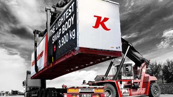 Kässbohrer Curtainsider Swap Body K.SWAU CL wird mit einem Reachstacker auf einen Lkw umgesetzt. Die 45-Fuß-Wechselbrücke für den intermodalen Güterverkehr wird auf der IAA Transportation 2026 vorgestellt.