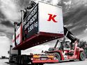 Kässbohrer Curtainsider Swap Body K.SWAU CL wird mit einem Reachstacker auf einen Lkw umgesetzt. Die 45-Fuß-Wechselbrücke für den intermodalen Güterverkehr wird auf der IAA Transportation 2026 vorgestellt.
