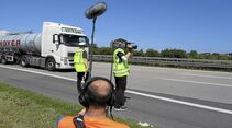 Kamerateam filmt Lkw