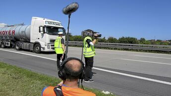 Kamerateam filmt Lkw