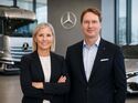 Karin Rådström (Daimler Truck) und Ola Källenius (Mercedes-Benz Group) vor Fahrzeugen ihrer Unternehmen. Beide kritisieren die EU-CO₂-Vorgaben und fordern realistischere Rahmenbedingungen für die Transformation.