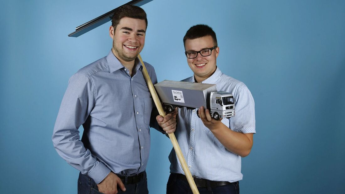 Kevin Erdmann (links im Bild) und Lauritz Abel von der Gewerblichen Schule Künzelsau, Jugend forscht 2018, Lkw Planen enteisen