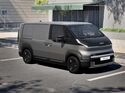 Kia Pv5 Cargo parkt an einer Seitenstraße.