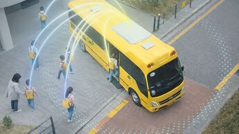 Kia und die Hyundai Motor Group entwickeln ein neues Sicherheitsassistenzsystem, das mithilfe von UWB Hindernisse um das Fahrzeug erkennt.