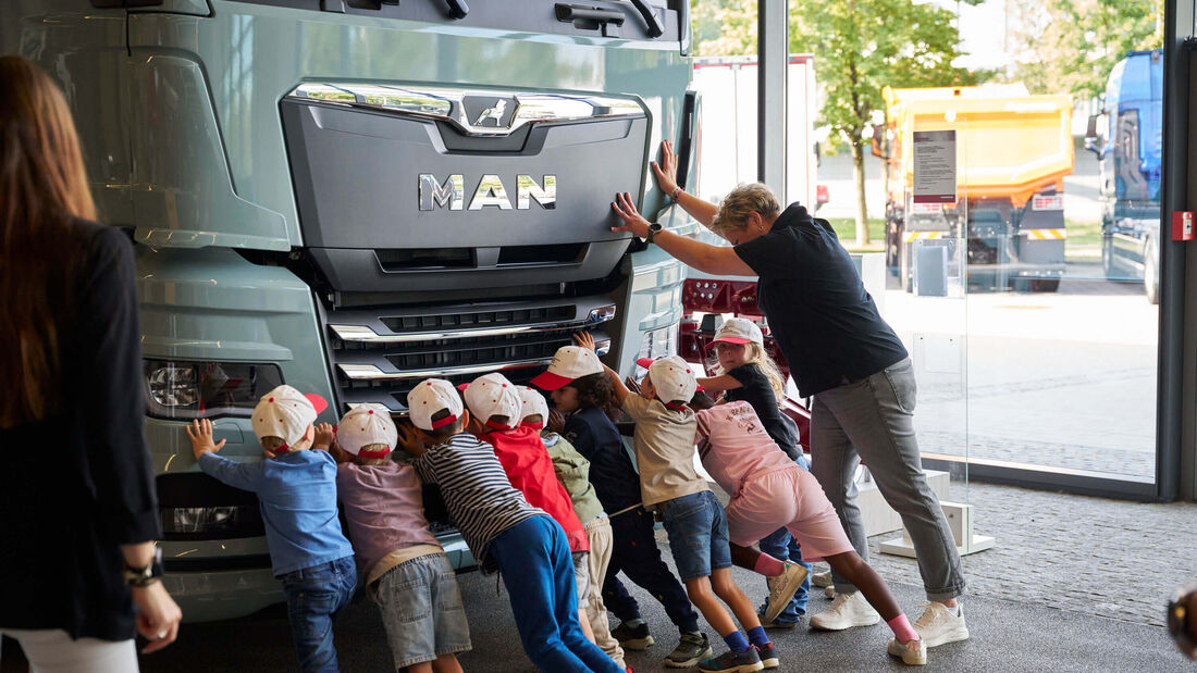 Kinder lernen bei der Verkehrserziehungswoche von MAN in München unter anderem, warum sie im Toten Winkel eines Lkw für den Fahrer unsichtbar sein können.