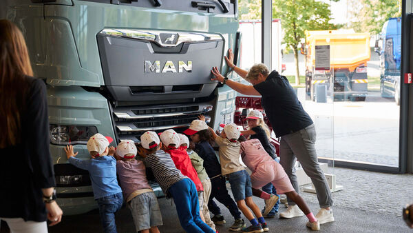 Kinder lernen bei der Verkehrserziehungswoche von MAN in München unter anderem, warum sie im Toten Winkel eines Lkw für den Fahrer unsichtbar sein können.