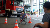 Kinder lernen bei der Verkehrserziehungswoche von MAN in München unter anderem, warum sie im Toten Winkel eines Lkw für den Fahrer unsichtbar sein können.