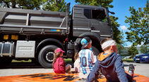 Kinder lernen bei der Verkehrserziehungswoche von MAN in München unter anderem, warum sie im Toten Winkel eines Lkw für den Fahrer unsichtbar sein können.