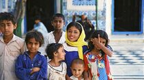 Kinderschar in Indien