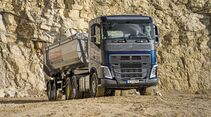 Kippsattel Volvo FH 500 Fahrbericht Kern Kipper 6x4 Drei achsen liftbar vielseitig Offroad Tauglichkeit FMX Stoßfänger Blau Metallic Kieswerk Kippschalter Liftachse Rückwandmodul Traktion Bordelektronik
