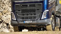 Kippsattel Volvo FH 500 Fahrbericht Kern Kipper 6x4 Drei achsen liftbar vielseitig Offroad Tauglichkeit FMX Stoßfänger Blau Metallic Kieswerk Kippschalter Liftachse Rückwandmodul Traktion Bordelektronik