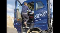Kippsattel Volvo FH 500 Fahrbericht Kern Kipper 6x4 Drei achsen liftbar vielseitig Offroad Tauglichkeit FMX Stoßfänger Blau Metallic Kieswerk Kippschalter Liftachse Rückwandmodul Traktion Bordelektronik