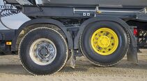 Kippsattel Volvo FH 500 Fahrbericht Kern Kipper 6x4 Drei achsen liftbar vielseitig Offroad Tauglichkeit FMX Stoßfänger Blau Metallic Kieswerk Kippschalter Liftachse Rückwandmodul Traktion Bordelektronik