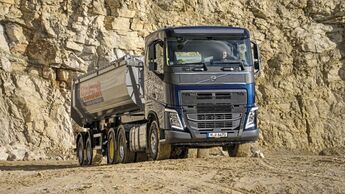 Kippsattel Volvo FH 500 Fahrbericht Kern Kipper 6x4 Drei achsen liftbar vielseitig Offroad Tauglichkeit FMX Stoßfänger Blau Metallic Kieswerk Kippschalter Liftachse Rückwandmodul Traktion Bordelektronik