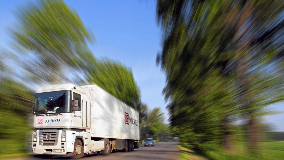 Koffersattelzug Typ Renault bei Warschau