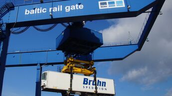 Kombinierter Verkehr Spedition Bruhn LHG Lübecker Hafen Gesellschaft SSG Skandic Service Gesellschaft Kühltrailer Umrüstung Portalkran Schiene Kombinierter Verkehr Tomlift