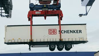 Kombiterminal Rostock Verladung Umschlag Schiene Kran Auflieger DB Schenker LKW Walter