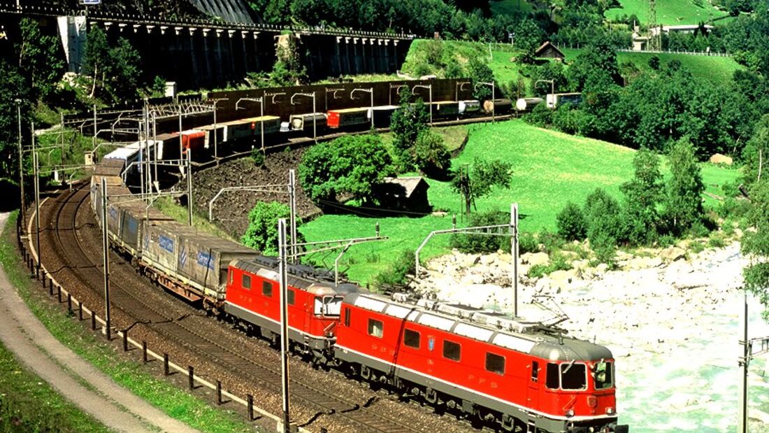 Kombiverkehr, Schiene, Zug, Eisenbahn, Kombinierter Verkehr