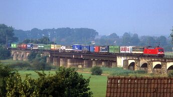 Kombiverkehr, Schiene, Zug, Eisenbahn, Kombinierter Verkehr