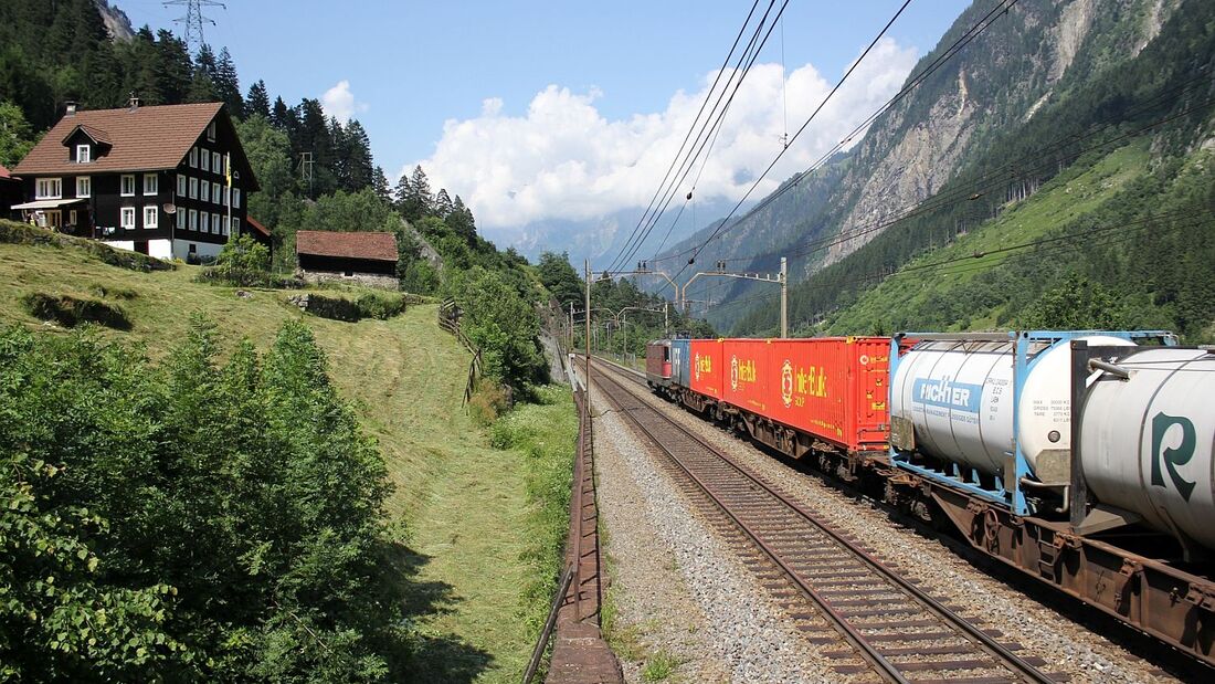 Kombiverkehr fährt  über den Gotthard