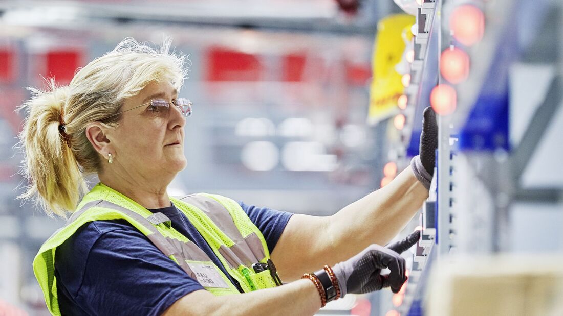 Kommissionierung im DHL-Warehouse