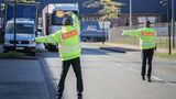 Kontrolleure des BALM leiten einen Lkw aus