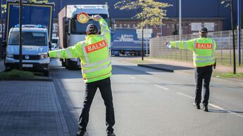 Kontrolleure des BALM leiten einen Lkw aus