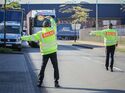 Kontrolleure des BALM leiten einen Lkw aus