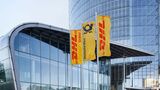 Konzernzentrale der DHL Group in Bonn. Der Logistikkonzern hat seine Gewinnprognose für das Geschäftsjahr 2026 zum zweiten Mal angehoben. 