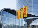 Konzernzentrale der DHL Group in Bonn. Der Logistikkonzern hat seine Gewinnprognose für das Geschäftsjahr 2026 zum zweiten Mal angehoben. 