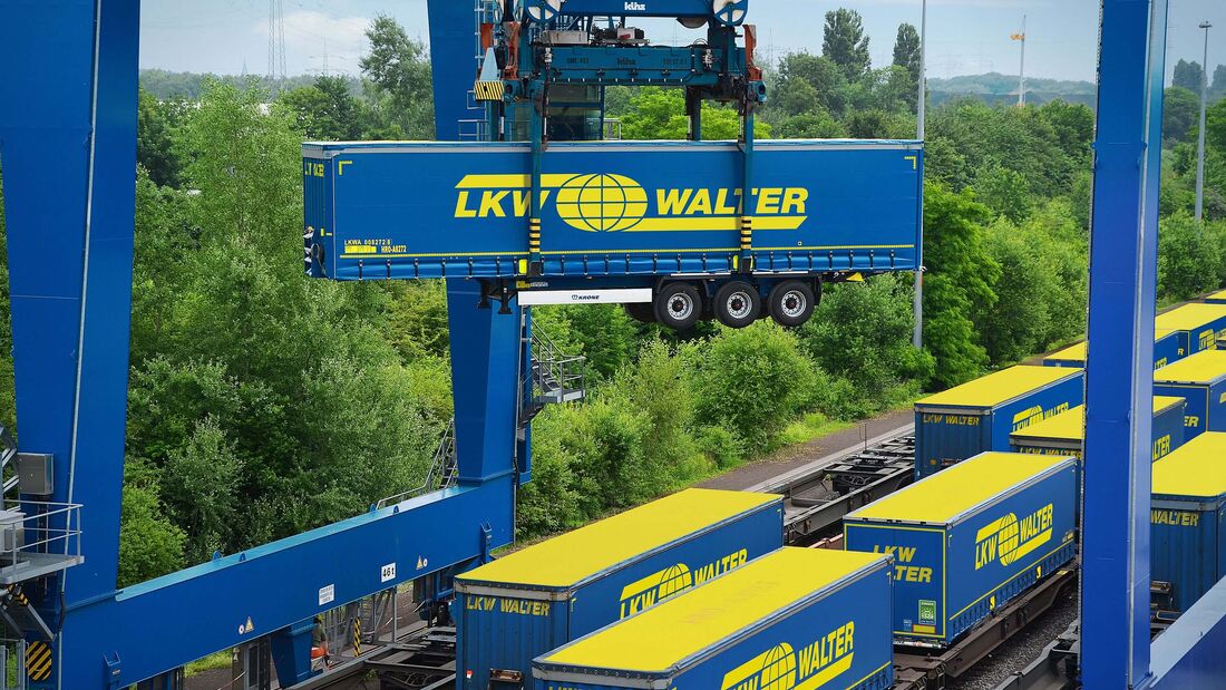 Krone-Trailer von Lkw-Walter bei der Bahnverladung am Terminal Herne