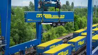 Krone-Trailer von Lkw-Walter bei der Bahnverladung am Terminal Herne