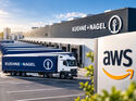 Kühne+Nagel-Logistikzentrum mit Lkw und AWS-Logo. Kühne+Nagel vereinbart eine langfristige strategische Zusammenarbeit mit Amazon.