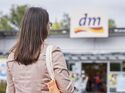 Kundin vor dm-Markt