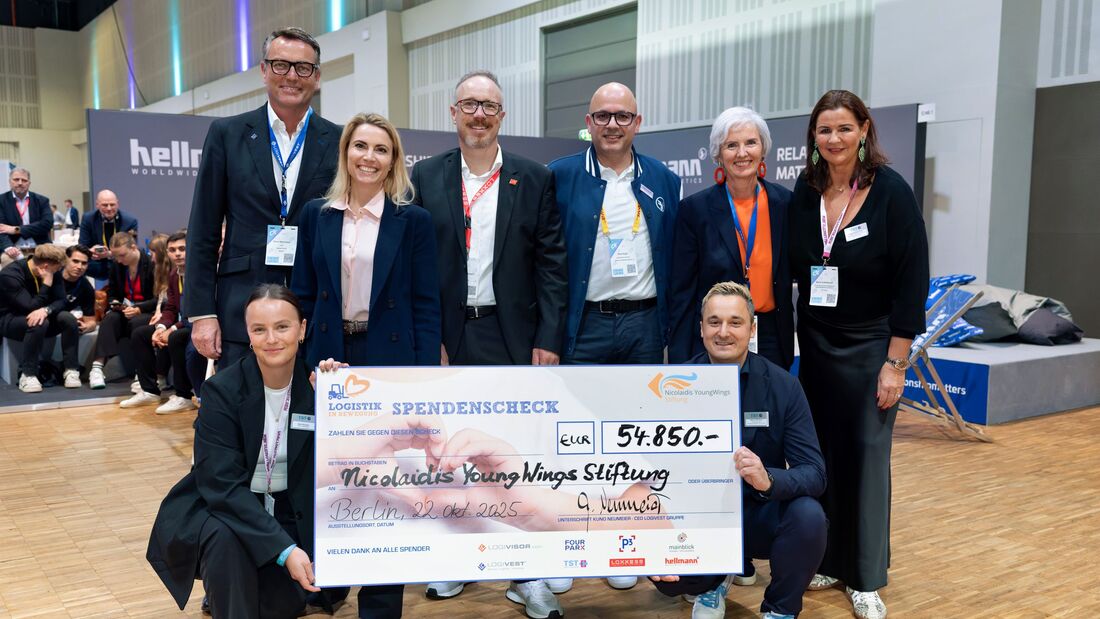 Kuno Neumeier (Logivest), Christina Thurner und Ingo Brauckmann (Loxxess), Bora Argac (Hellmann), Karin Neumeier (Nicolaidis YoungWings Stiftung), Karin Eulenbruch (TST) (von links). Unten: Isabel und Marcel Bicking (TST).