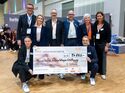 Kuno Neumeier (Logivest), Christina Thurner und Ingo Brauckmann (Loxxess), Bora Argac (Hellmann), Karin Neumeier (Nicolaidis YoungWings Stiftung), Karin Eulenbruch (TST) (von links). Unten: Isabel und Marcel Bicking (TST).