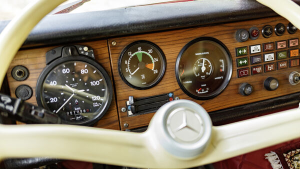 Kutschbock oder Hightech-Zentrale: Wie sich der Lkw-Fahrerarbeitsplatz in den letzten 60 Jahren verändert hatFrom a coach box to a high-tech cockpit: how the truck driver's workplace has changed over the past 60 years