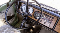 Kutschbock oder Hightech-Zentrale: Wie sich der Lkw-Fahrerarbeitsplatz in den letzten 60 Jahren verändert hatFrom a coach box to a high-tech cockpit: how the truck driver's workplace has changed over the past 60 years