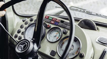 Kutschbock oder Hightech-Zentrale: Wie sich der Lkw-Fahrerarbeitsplatz in den letzten 60 Jahren verändert hatFrom a coach box to a high-tech cockpit: how the truck driver's workplace has changed over the past 60 years