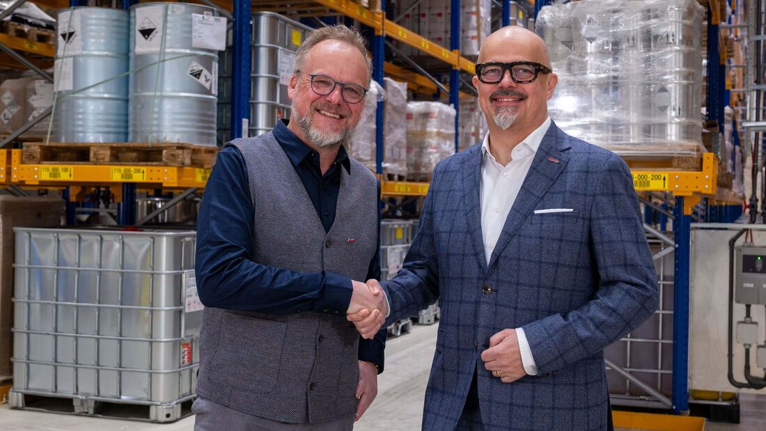 LDB-Geschäftsführer Torsten Fellmoser (links) und Emons CEO Ralf Wieland besiegeln die Zusammenarbeit.