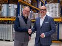 LDB-Geschäftsführer Torsten Fellmoser (links) und Emons CEO Ralf Wieland besiegeln die Zusammenarbeit.