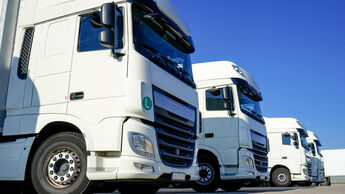 LKW-Zugmaschinen mit Anhänger stehen bereit zum Transport