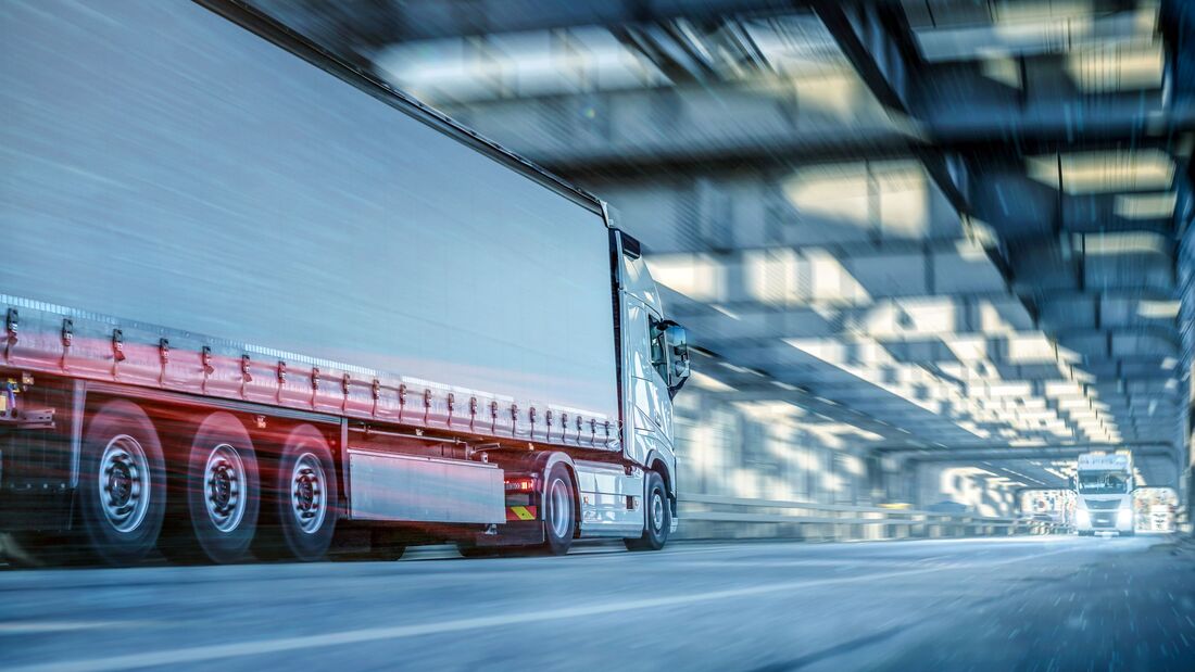 LKW fährt in einem Tunnel