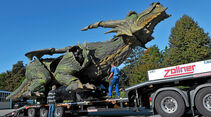 Ladungssicherung mal anders: Damit der Drache keinen Abflug macht, sind viele Punkte zu sichern.