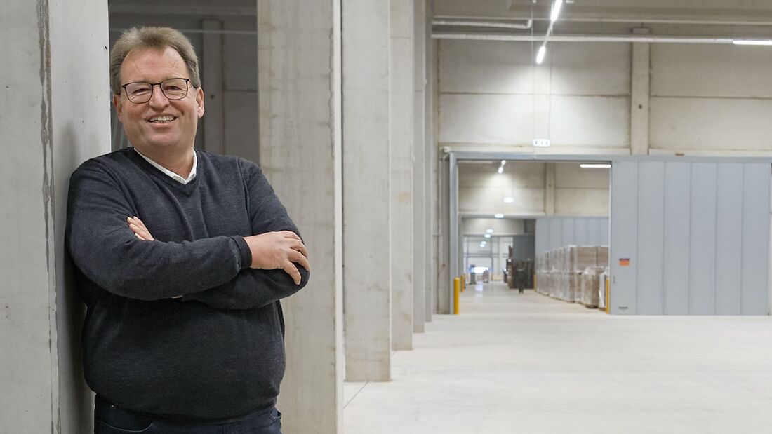 Lars Hölkemeier, Geschäftsführer der Hölkemeier Spedition, im neuen Logistiklager im Kalletal.