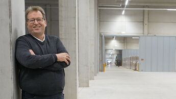 Lars Hölkemeier, Geschäftsführer der Hölkemeier Spedition, im neuen Logistiklager im Kalletal.