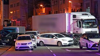 Lastwagen fährt auf Fahrzeuge auf - Ein Schwerverletzter