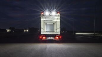 Leuchten mit Glühlampen haben am Trailer ausgedient, LED ist der Standard. Sowohl Kosten- als auch funktionale Vorteile sprechen für sie. Im Schadensfall ist auch der Tausch einer LED-Einheit leicht zu bewerkstelligen. Fahrzeugbauer und Lichtspezialisten sehen künftig noch viel Potenzial.